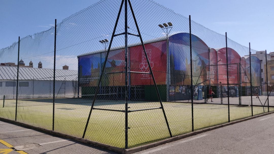 Pista de tenis en el polideportivo municipal