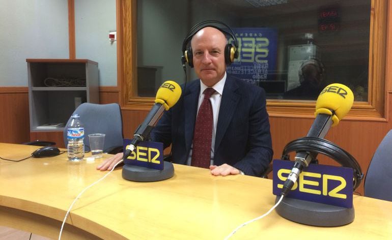 Vicente Rouco en los estudios de Radio Albacete