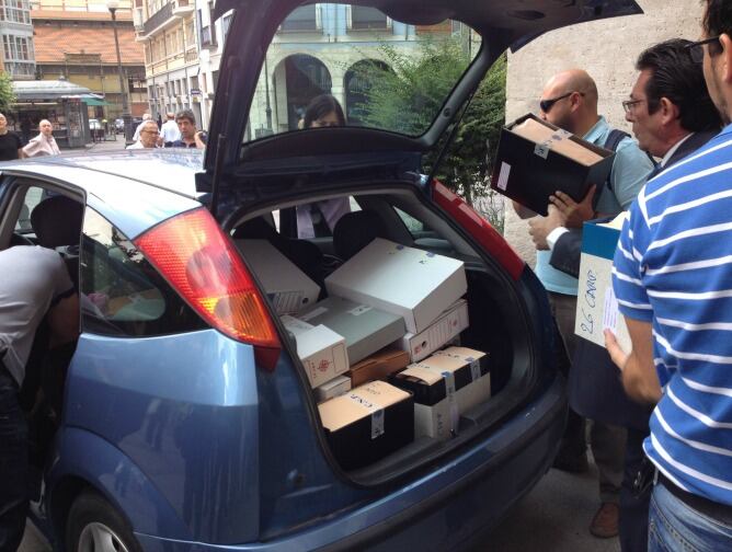 Policías judiciales colocan los archivadores y las cajas halladas en un despacho del Ayuntamiento de Valladolid