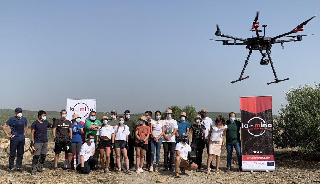 Participantes de &quot;Cástulo Joven&quot; conocen las posibilidades que los drones, aplicados a la arqueología, aportan.