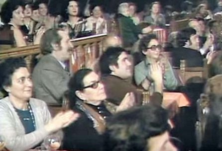 José Vicente Ávila junto a Maruli Romero en El Corral de la Pacheca durante el rodaje del programa &#039;Cantares&#039; de TVE en marzo de 1975. Detrás, Emilio &quot;el taxista&quot;.