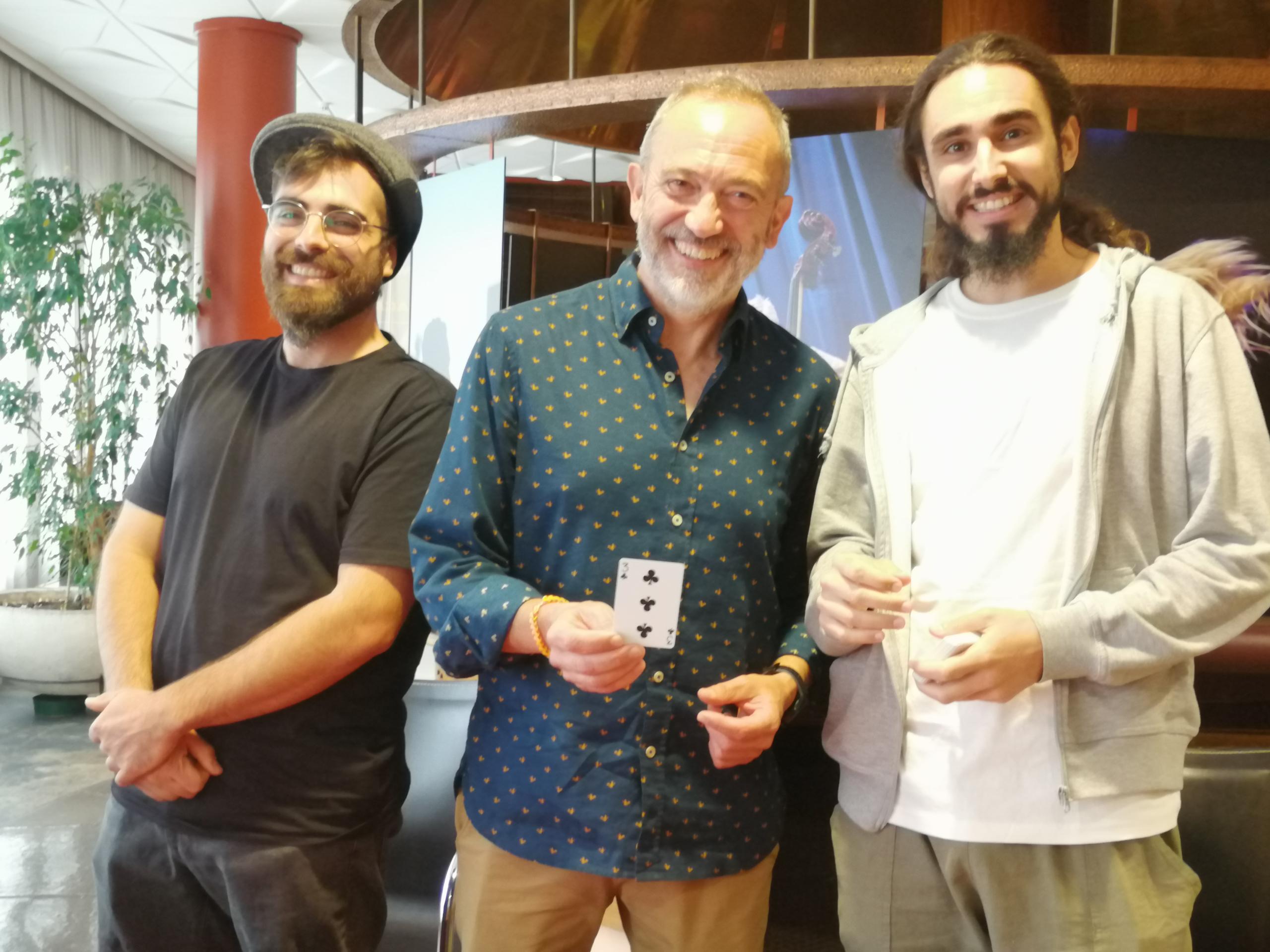 Mariano Lavida (dcha) y Dani el Mago Majo (izq) junto al concejal de cultura, Javier Acín