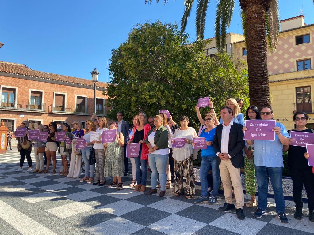 Al acabar el minuto de silencio, la Plataforma Feminista de Talavera ha increpado al gobierno de PP y VOX por su discurso sobre la violencia machista