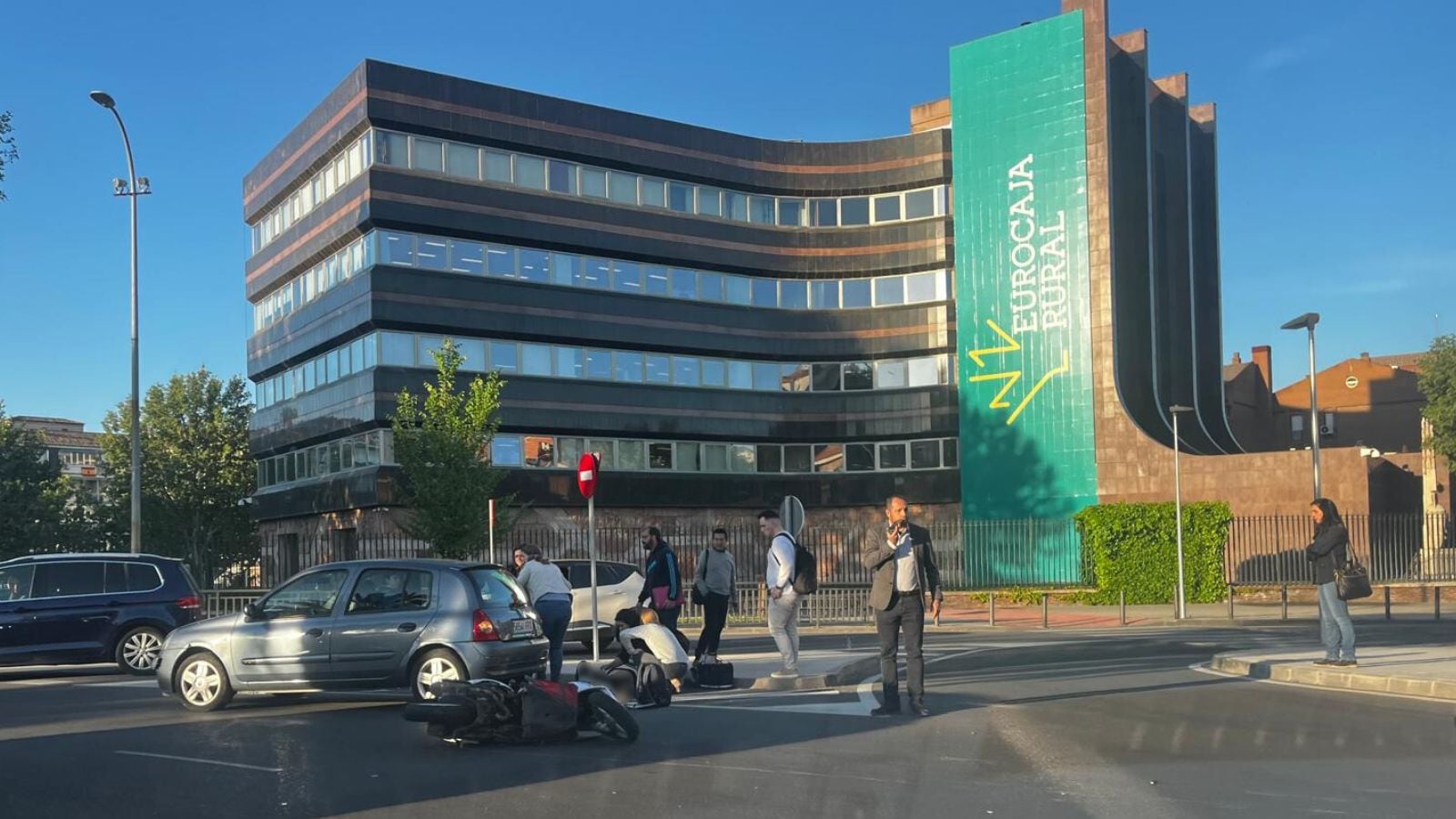 Imagen del siniestro entre una motocicleta y un turismo en la rotonda de Eurocaja Rural en Toledo