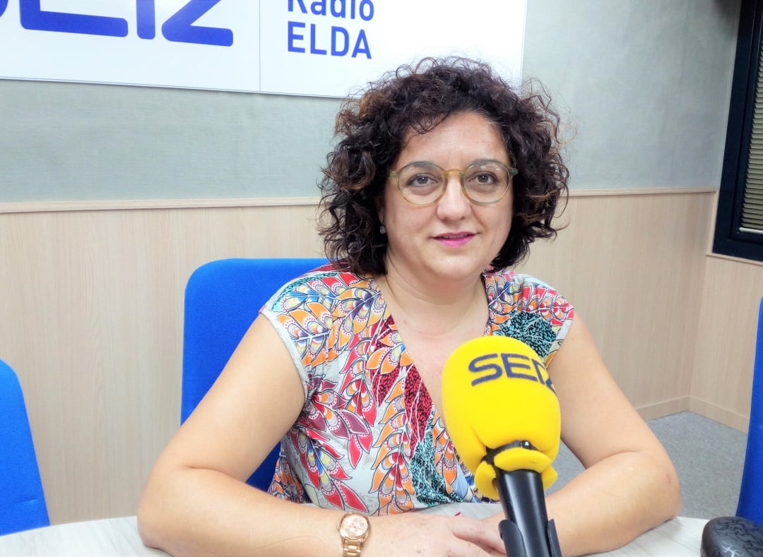 La farmacéutica Virtudes Hernández en Radio Elda SER