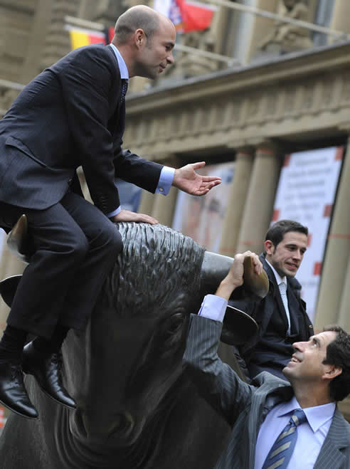 En la imagen, ejecutivos italianos celebran el fin de la sesión bursátil.