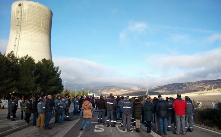 Los trabajadores de ELCOGAS cortan la carretera esta mañana