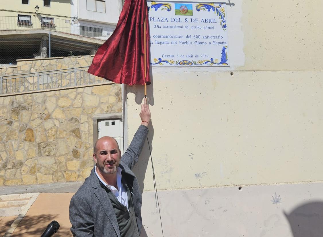Castalla tiene desde este martes la Plaza 8 de abril, en conmemoración al Día Internacional del Pueblo Gitano.