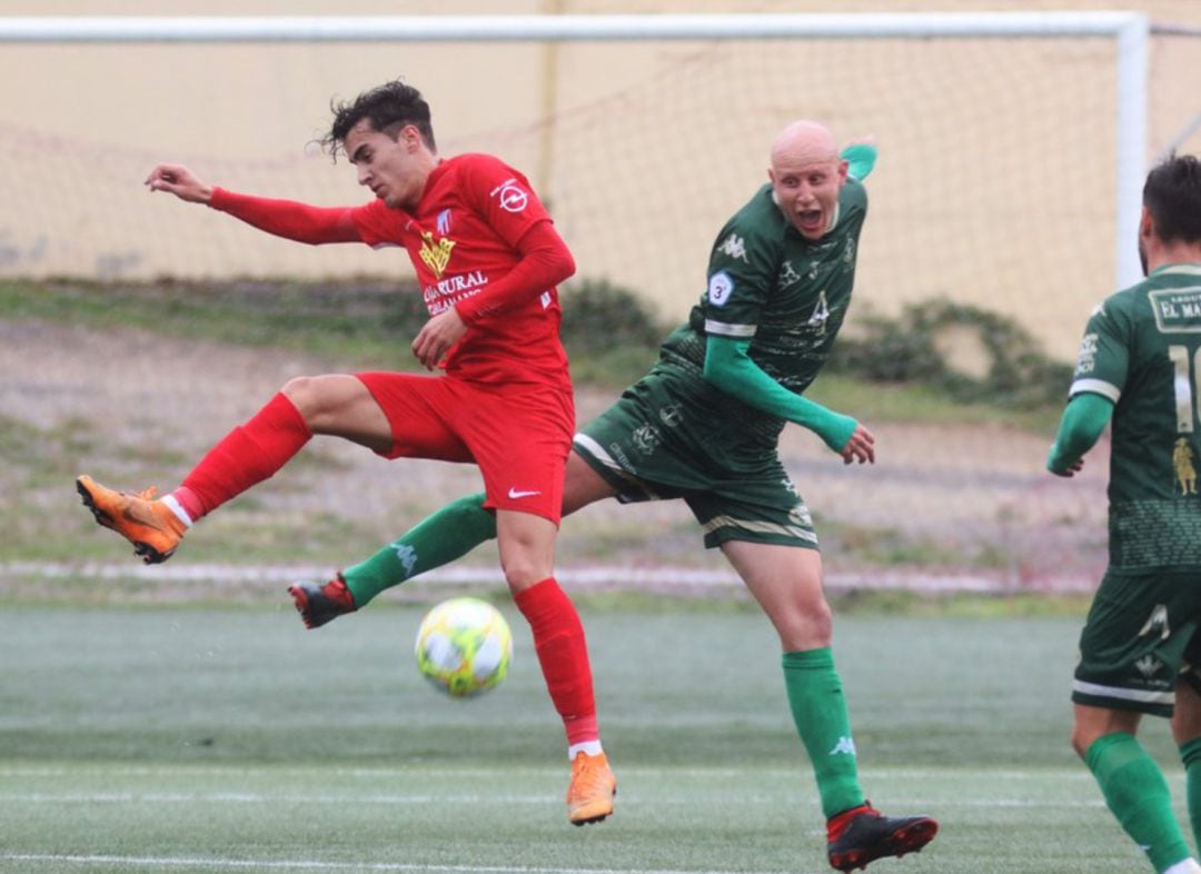 David Uña, central del Astorga, en una acción de juego contra el Santa Marta