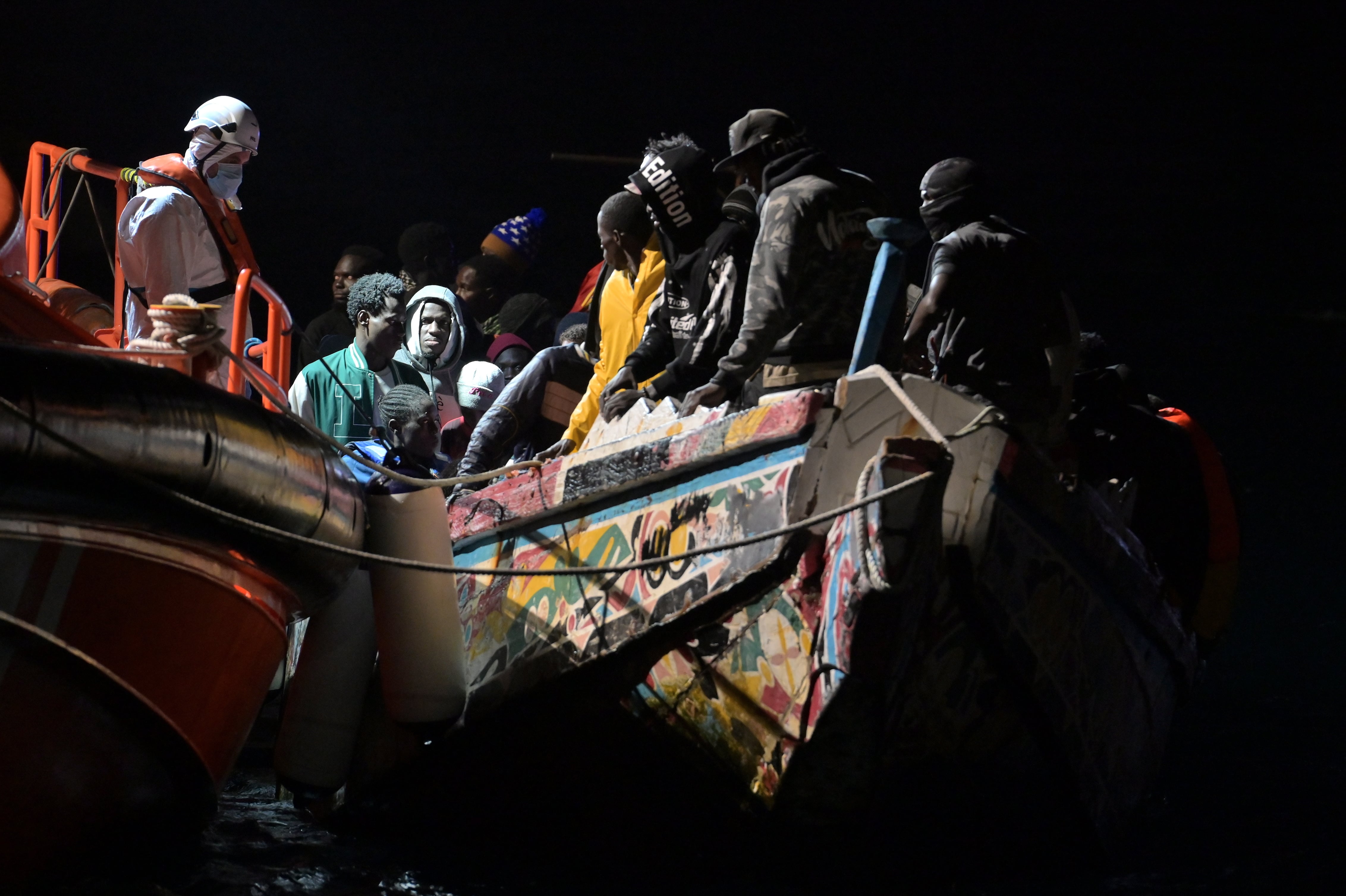 GRAFCAN7226. LA RESTINGA (EL HIERRO), 11/11/2024.-El buque de Salvamento Marítimo &quot;Salvamar Adhara&quot; ha rescatado en la tarde de este lunes a otras 110 personas que viajaban en un cayuco en aguas cercanas a El Hierro, entre ellas 32 mujeres y diez niños. EFE/ Gelmert Finol
