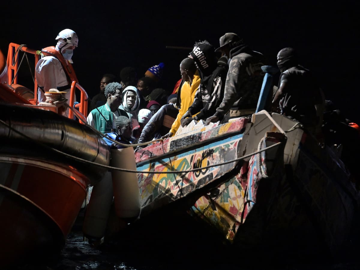 Salvamento Marítimo desembarca al sur de Tenerife a 34 ocupantes de un cayuco