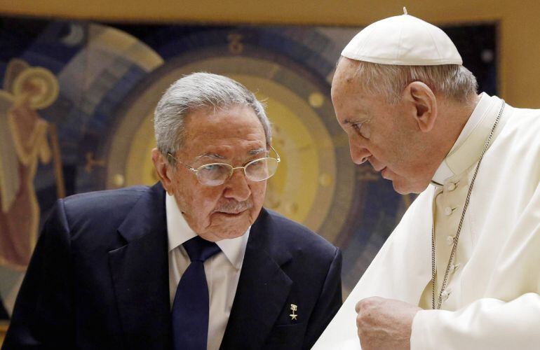 Raul Castro y el papa Francisco, durante su reunión en El Vaticano.