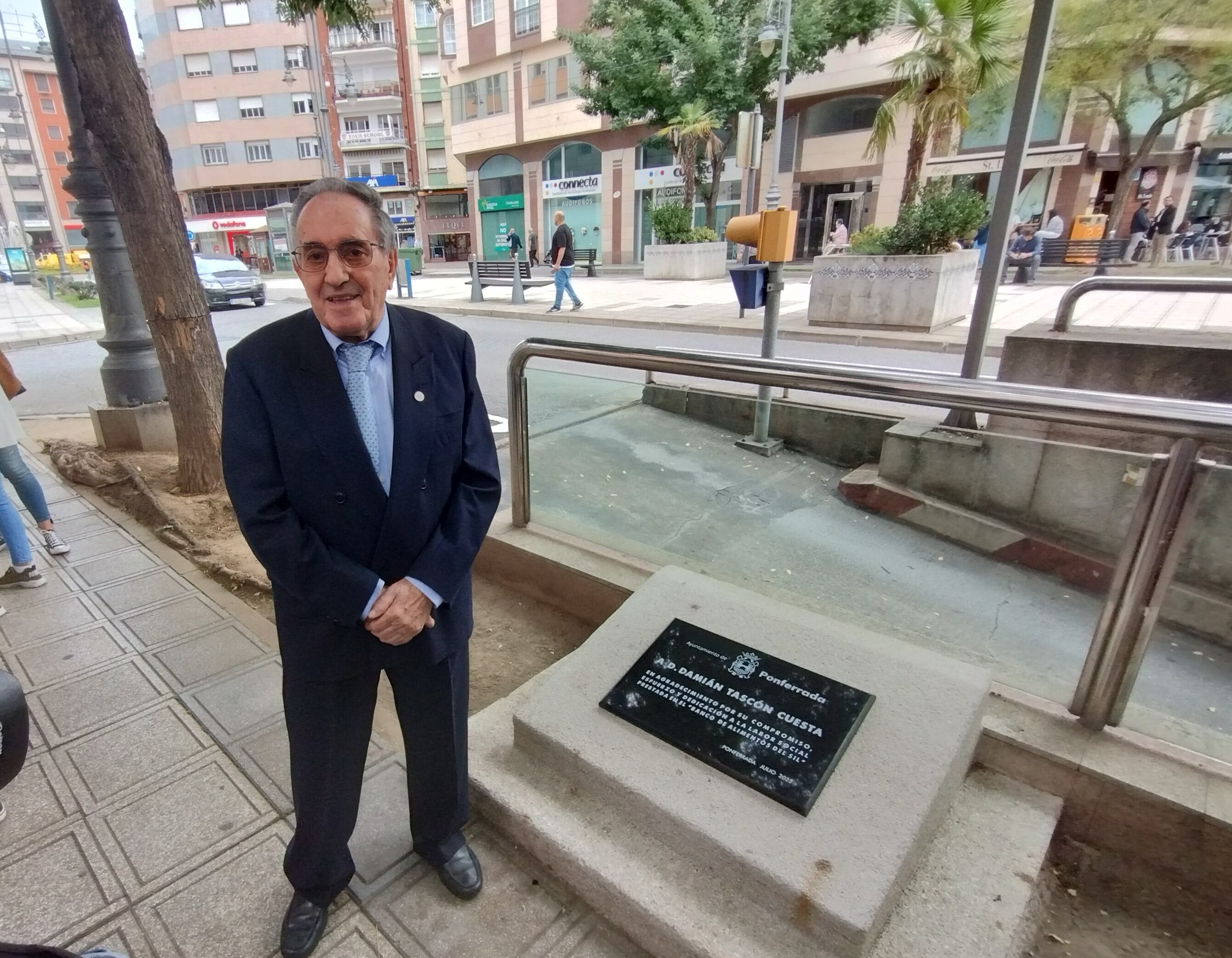 Damián Tascón posa junto a la placa