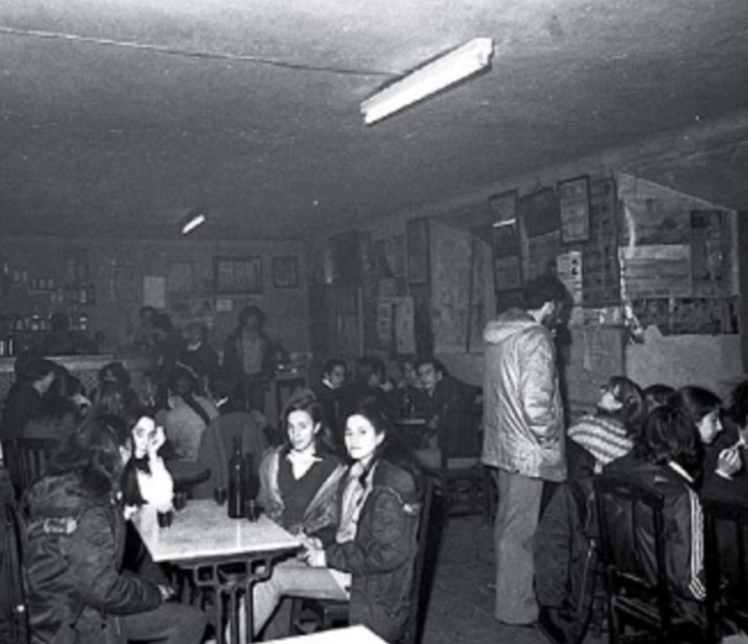 Imagen del interior de la taberna Granito de Oro captada por Blas Torres y publicada en Lanza (2015)