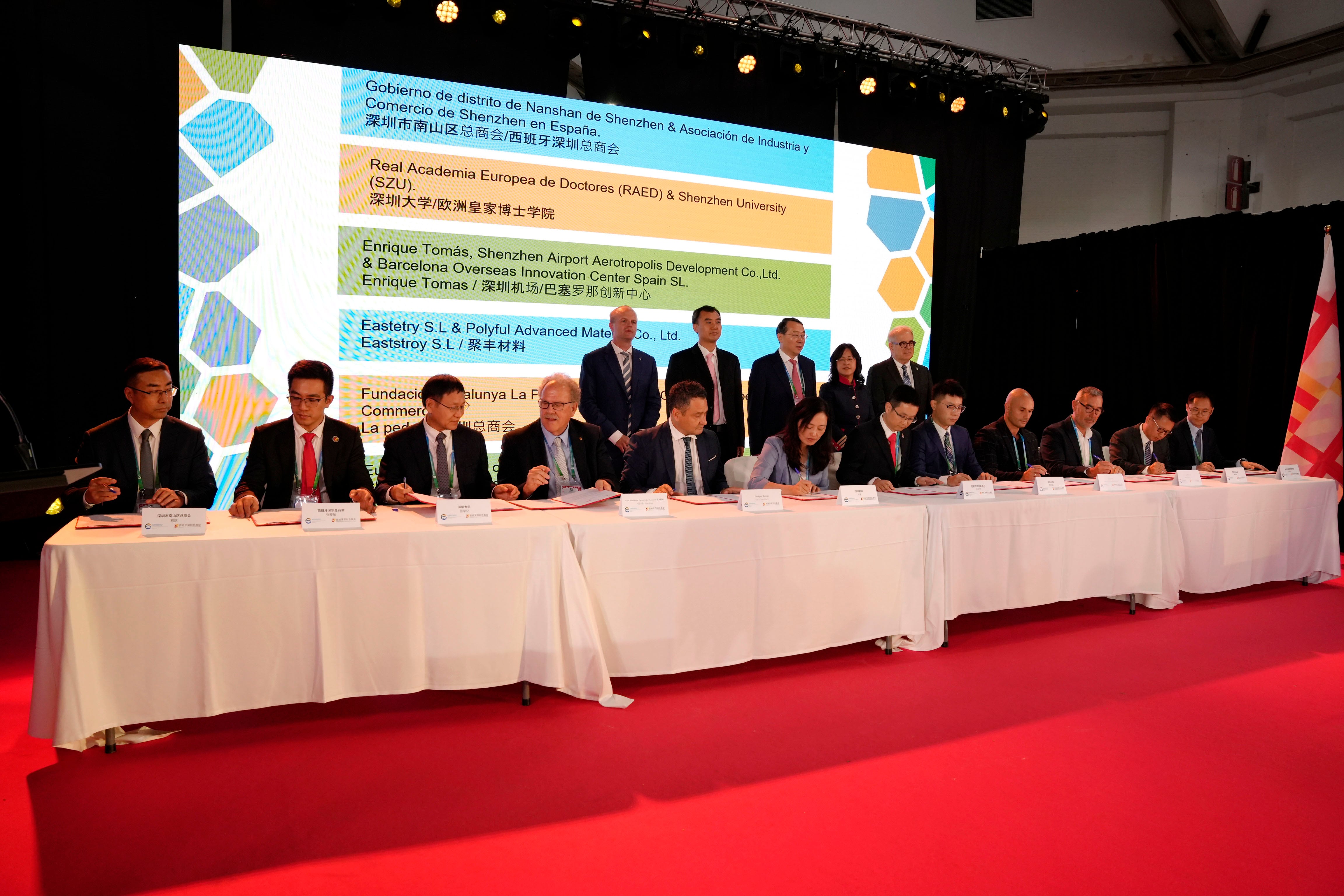 Signatura dels acords durant el Congrés Internacional d&#039;Associacions de Shenzhen, celebrat a Barcelona