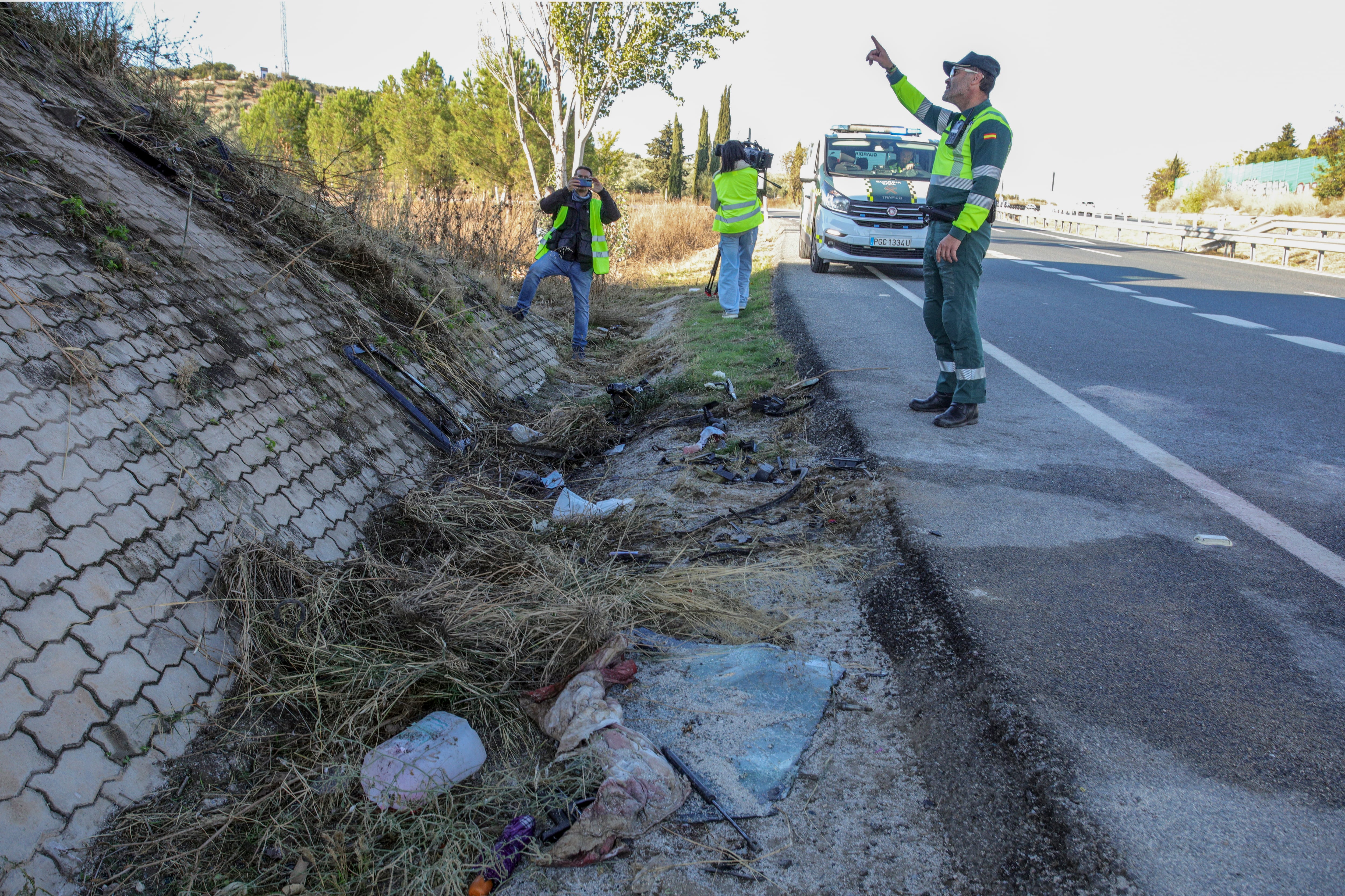 Cuatro personas han fallecido y una quinta ha resultado herida grave tras la salida de vía de un turismo registrada este sábado en la autovía A-92 a su paso por Moraleda de Zafayona (Granada). Según ha informado el servicio de emergencias 112 de Andalucía, el accidente ha tenido lugar a las 00:30 horas a la altura del kilómetro 215 de la A-92, sentido Granada, momento en el que varias personas alertaron de la salida de vía