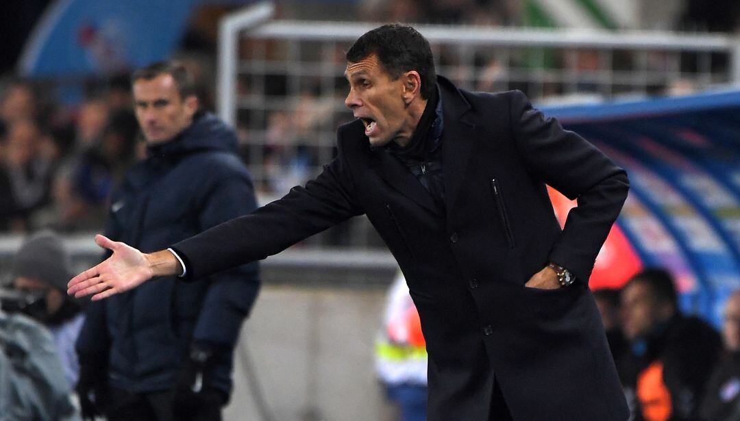 Poyet da indicaciones durante un partido con el F.C. Girondins en el Meinau Stadium de Estrasburgo