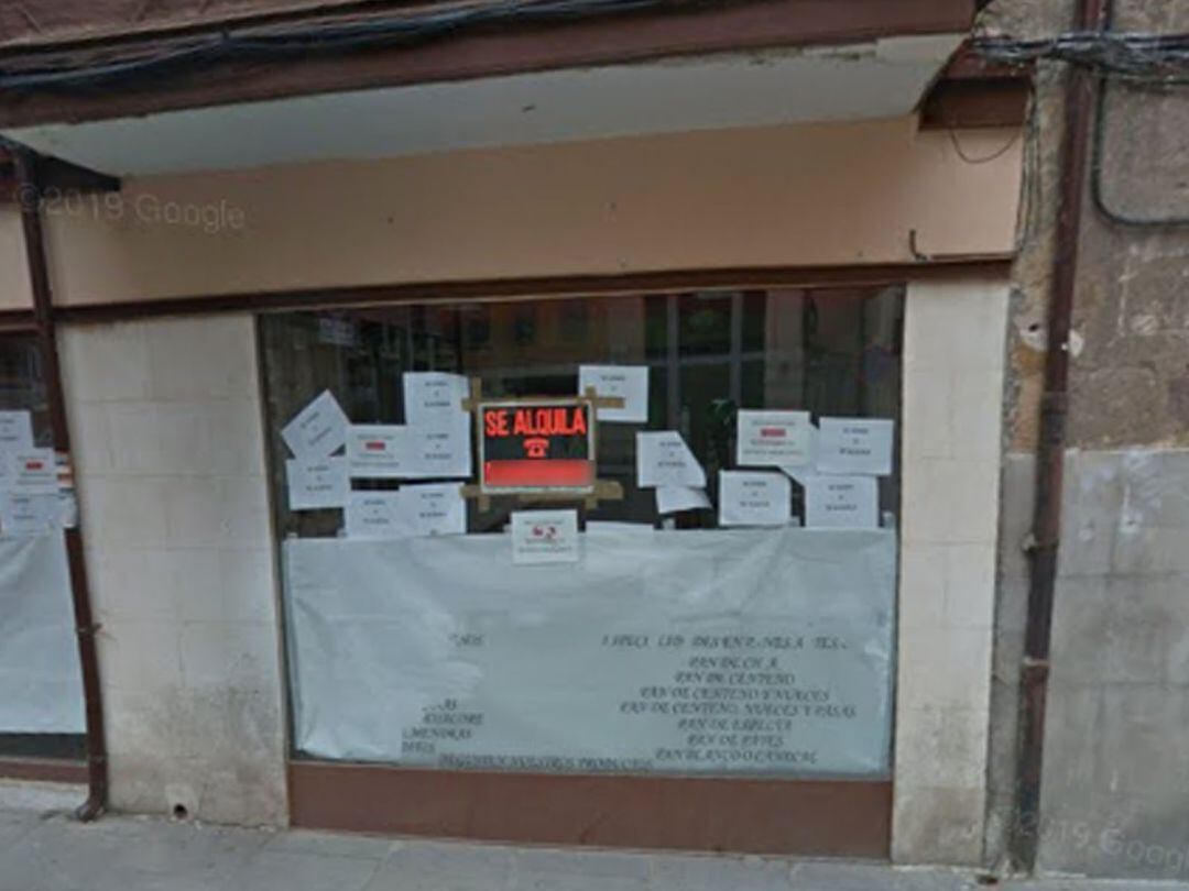 Cartel de &quot;se alquila&quot; en un local de la calle San Torcuato de la capital