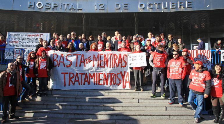 DVD 704 18-12-14. Afectados por la Hepatitis C concentrados a las puertas del Hospital 12 de Octubre antes de iniciar su encierro. ©Jaime Villanueva