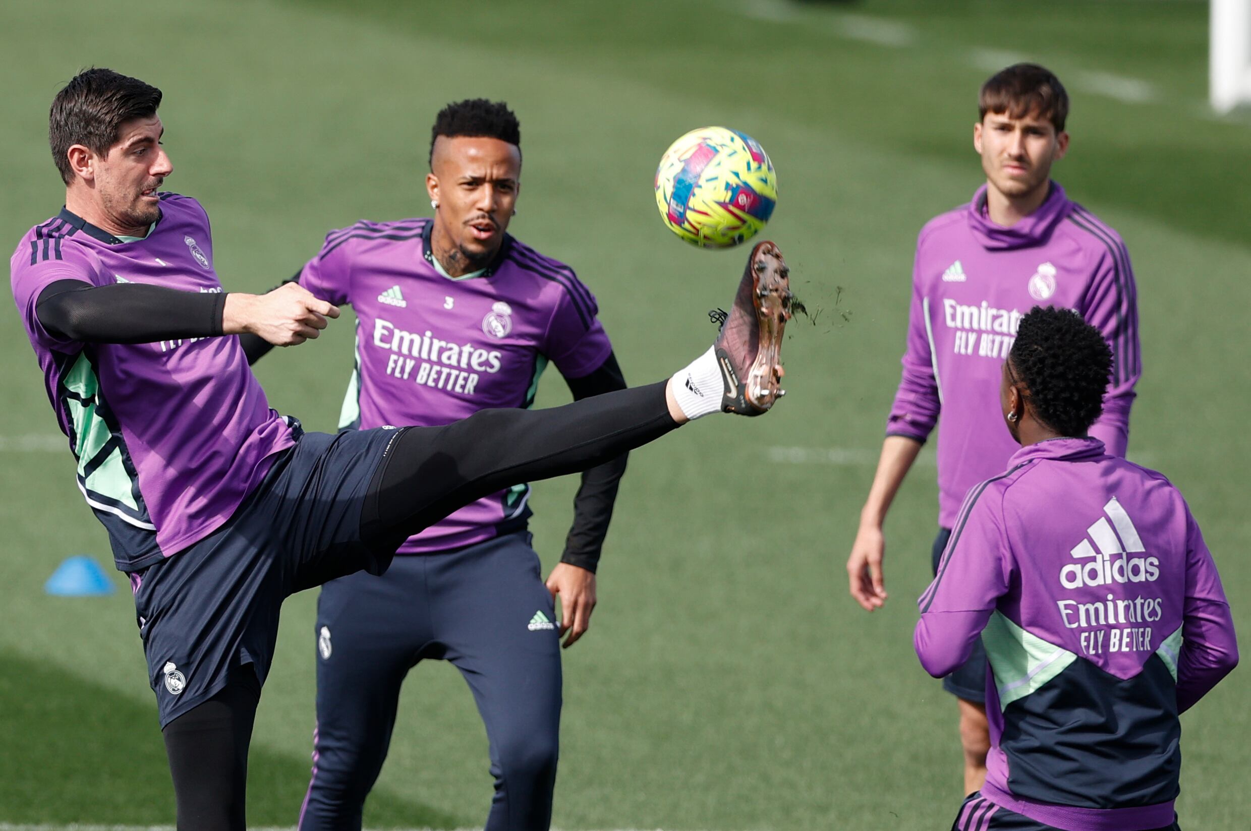 Vinicius, Courtois y Militão, durante el entrenamiento del Real Madrid antes de recibir al Espanyol en un partido de LaLiga Santander. EFE/Javier Lizón