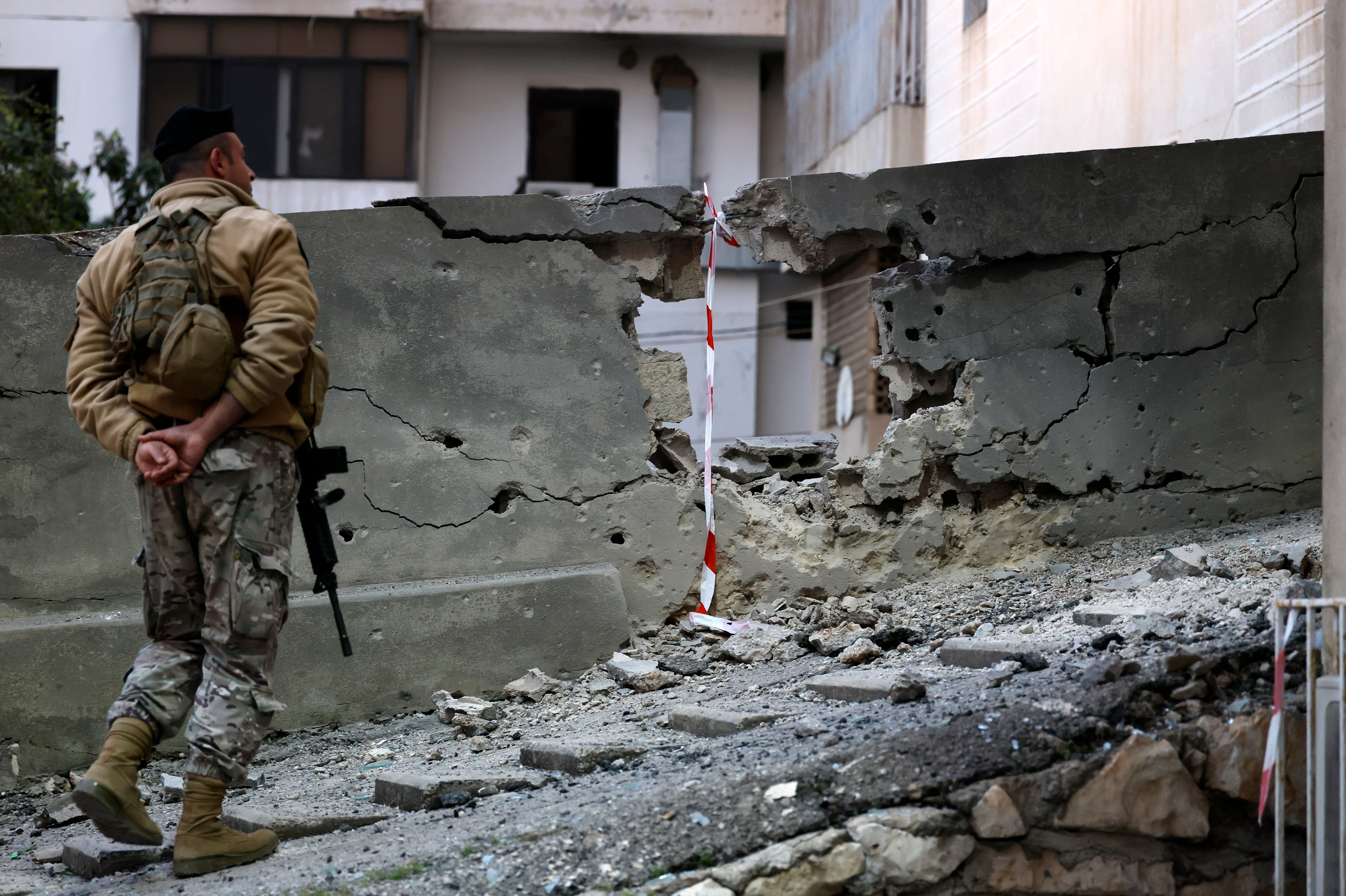 Un soldado libanés observa los daños causados por un misil en Haret Sakher, al norte de Beirut.