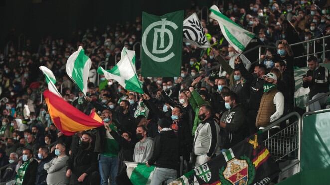 Aficionados del Elche animando en el estadio Martínez Valero