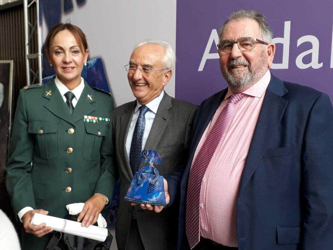 Ramón Sedeño muestra la menina recibida.