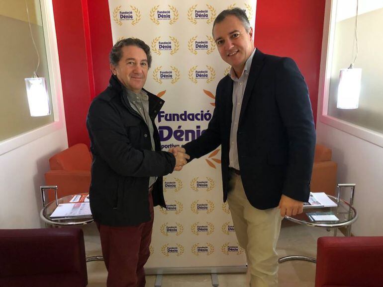 Traspaso de presidencia entre Ramón de Cárdenas (i) y Antonio Sentí (d).