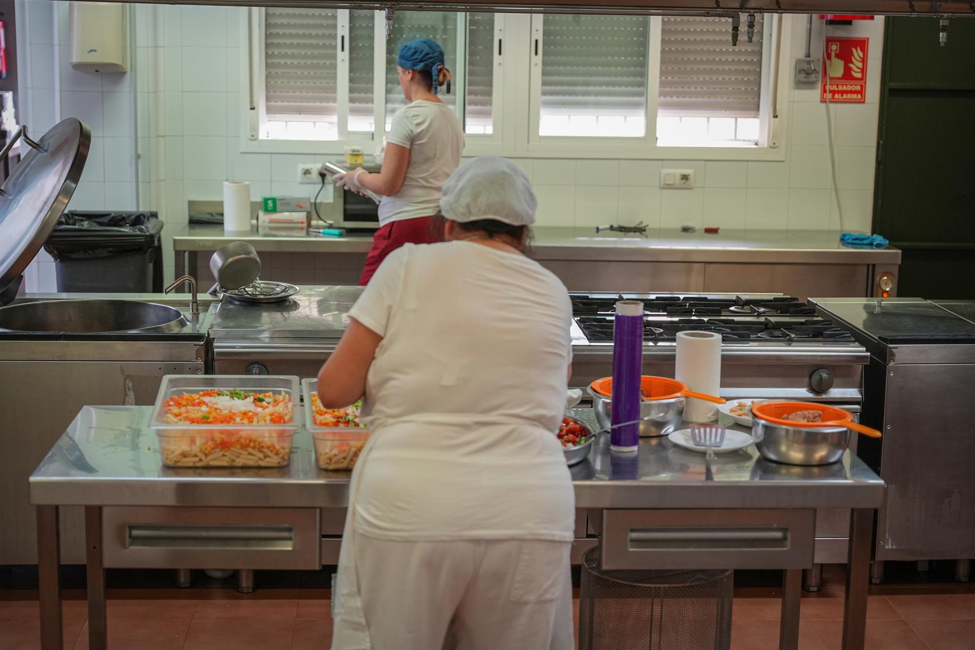 Archivo - Una cocinera prepara la comida de los alumnos del CEIP Juan Ramón Jiménez. Imagen de archivo. - María José López - Europa Press - Archivo