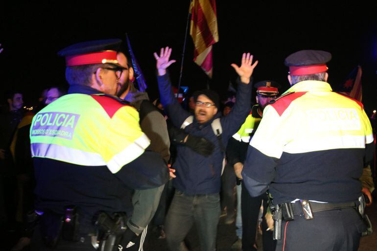 Manifestants i mossos durant un dels talls de carretera als accessos de Tarragona. Imatge del 25 de març de 2018