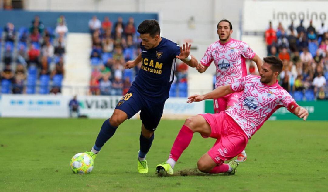 Mayoral conduciendo el balón