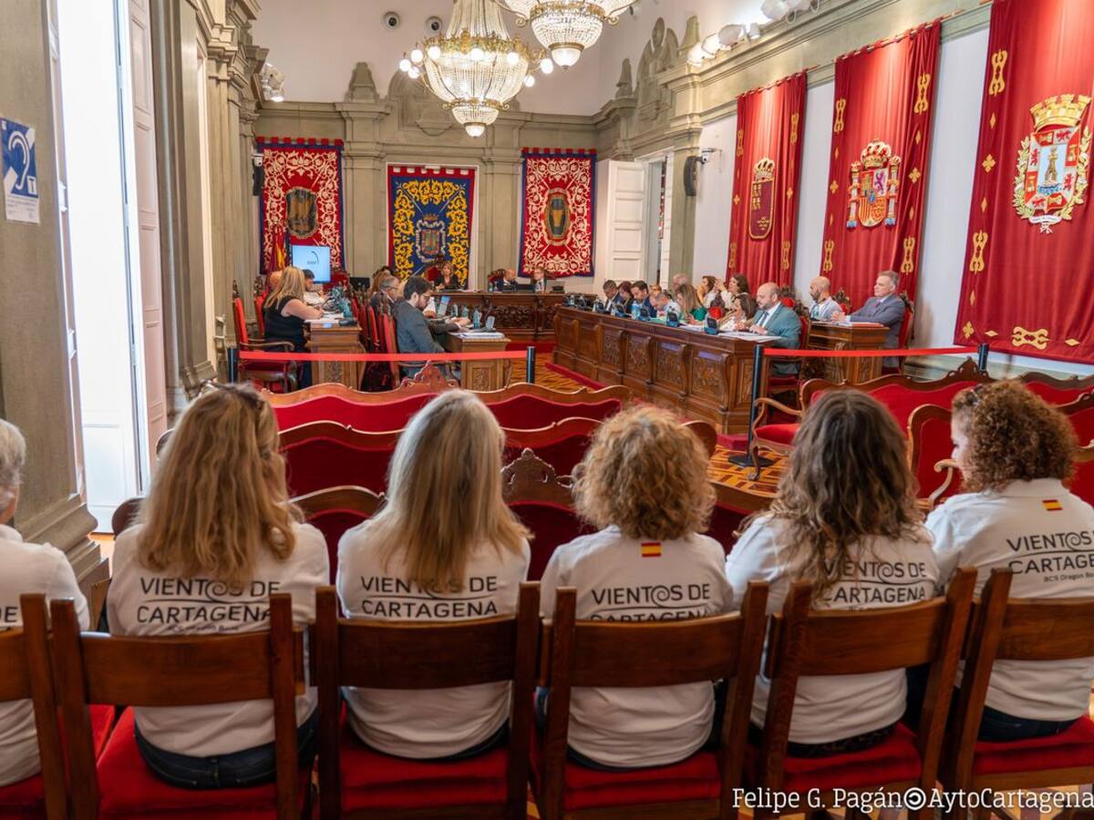 El Pleno respalda unánimemente el derecho a competir en Dragon Boat de la asociación Vientos de Cartagena