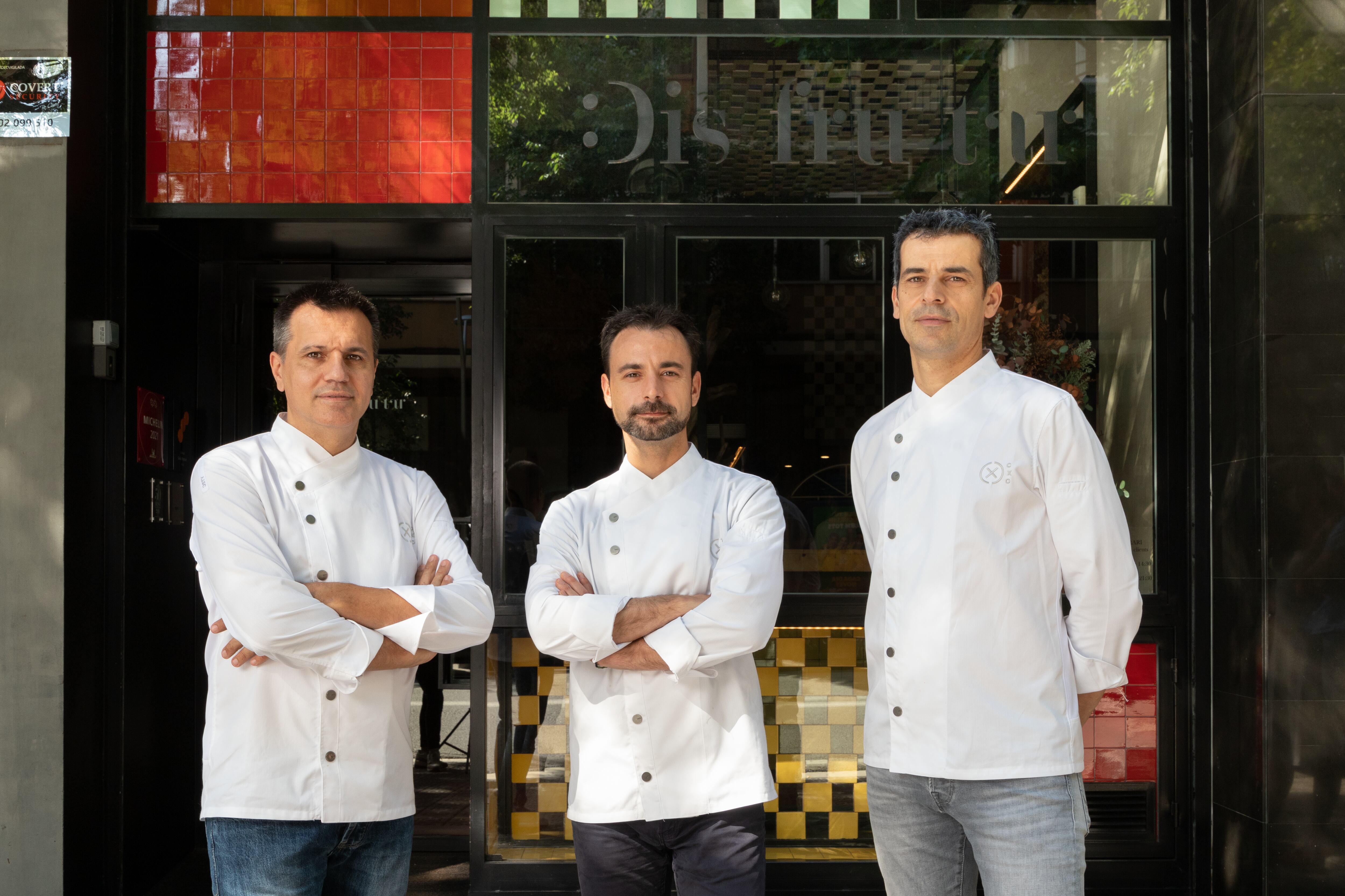 Oriol Castro (i), Eduard Xatruch (c) y Mateu Casañas (d), frente a la puerta de Disfrutar.