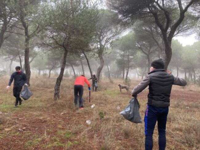 'Toreros y Amigos del Pinar de Antequera' en la recogida de basura