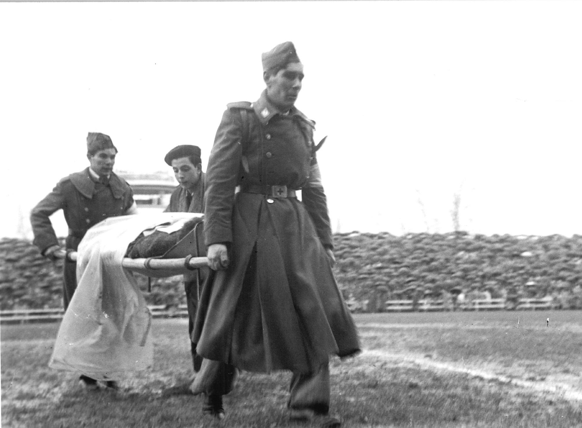 El espectador retirado en camilla / Archivo de Álava / A. S. Koch