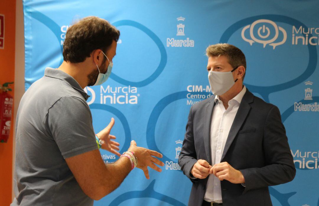 Juan Fernando Hernández durante su visita al Centro de Iniciativas Municipales