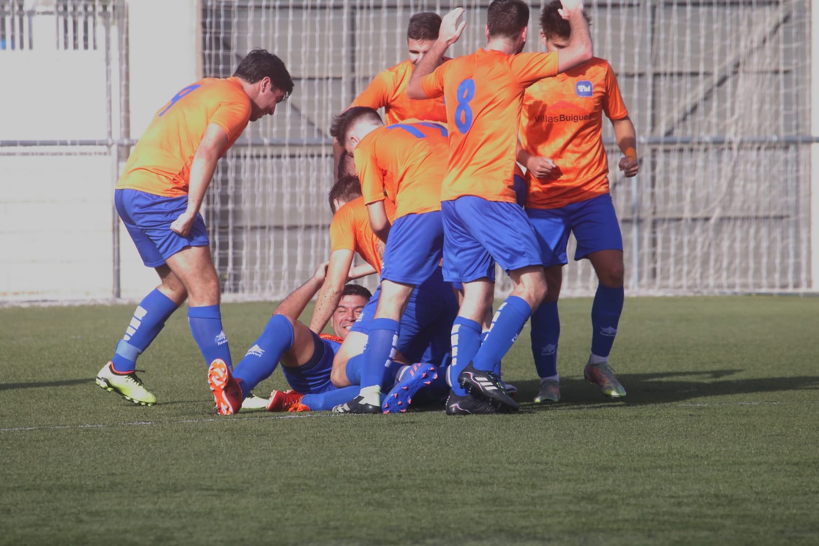 Jugadores del FB Teulada Moraira celebrando un gol.