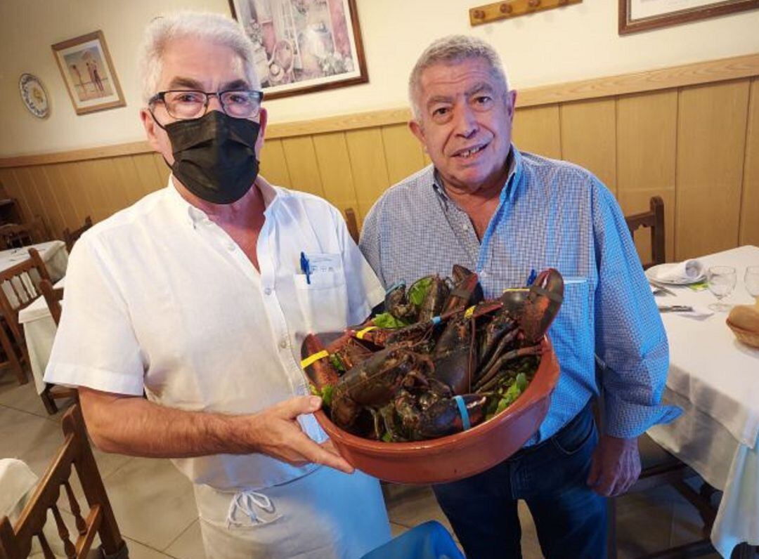 Regino y Juan Artero en el bar Paloma II de Madrid.