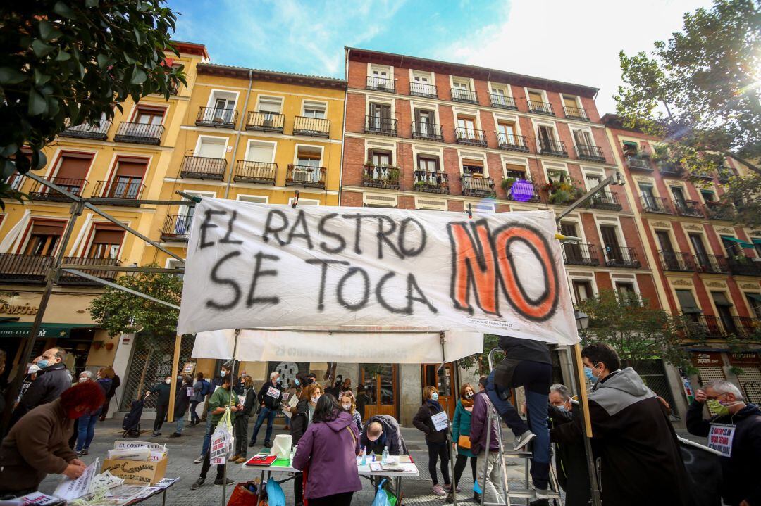 Varias personas sostienen un cartel en el que se lee &quot;El Rastro no se toca&quot; en una nueva manifestación de comerciantes.