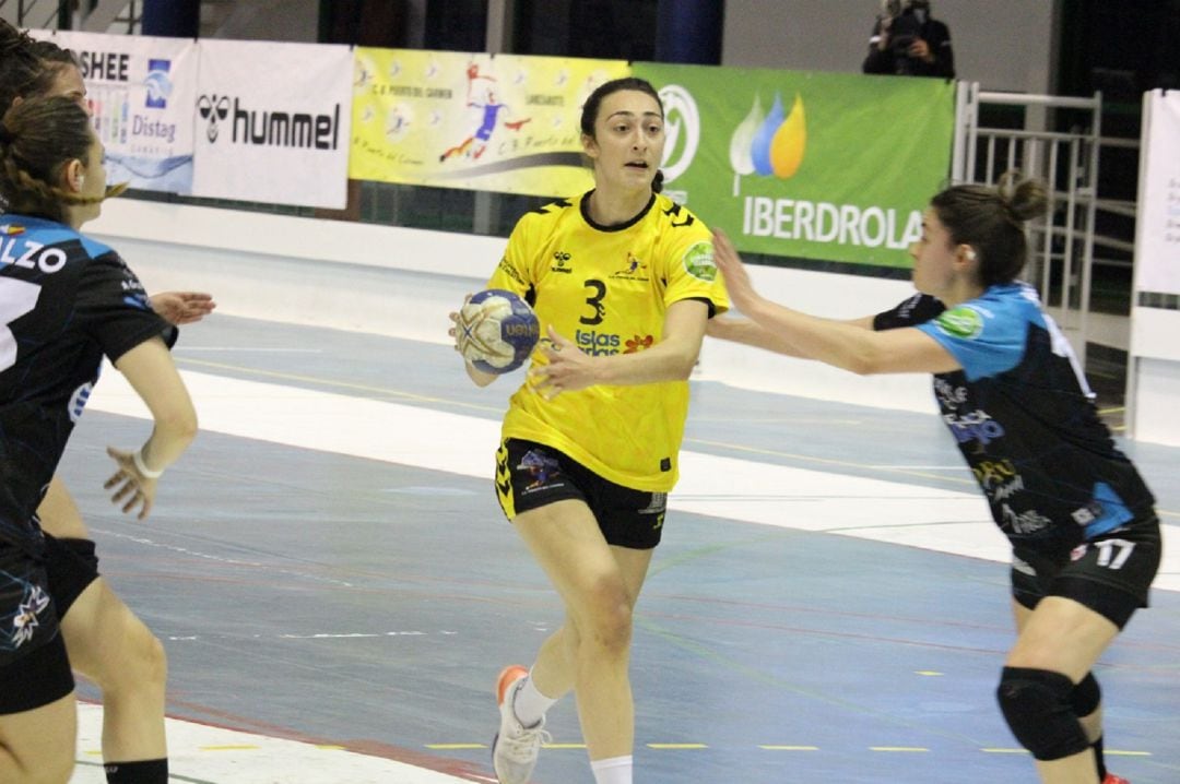 Keyla Hernández con la camiseta del Lanzarote Puerto del Carmen.