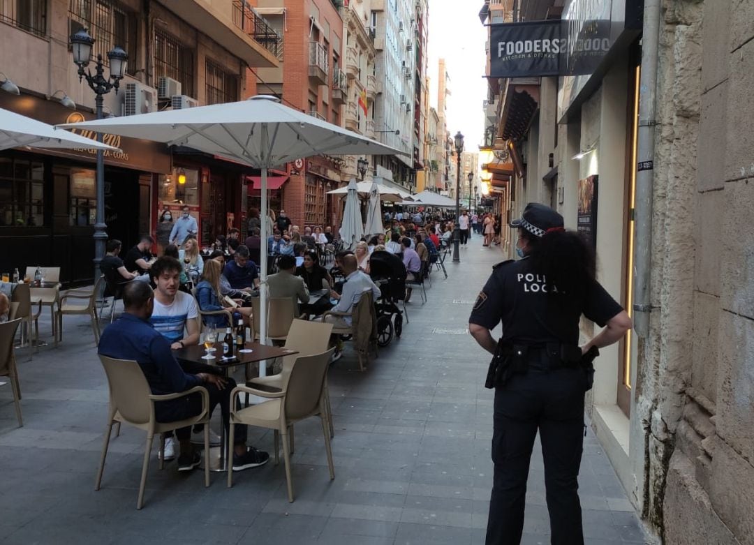 Agente de Policía Local vigilando los veladores del centro de Alicante