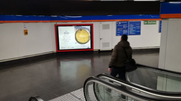 Uno de los soportes de promoción de Dénia, en una estación de metro de Madrid. 