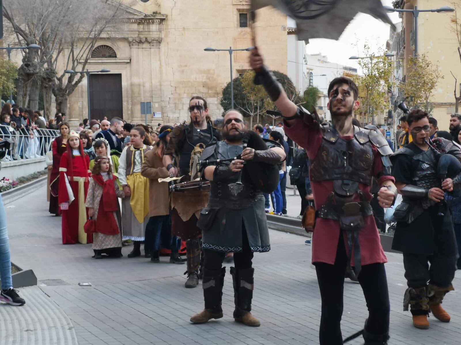 Momento de la comitiva de la Embajada a su paso por la Plaza de España