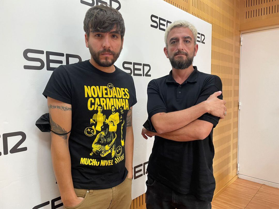 Pablo Cerdá (izquierda) y Juanfra Cerdá (derecha) componentes de Pieles Sebastian, en los estudios de Radio Murcia presentado &#039;Cicatriz&#039;, su primer single