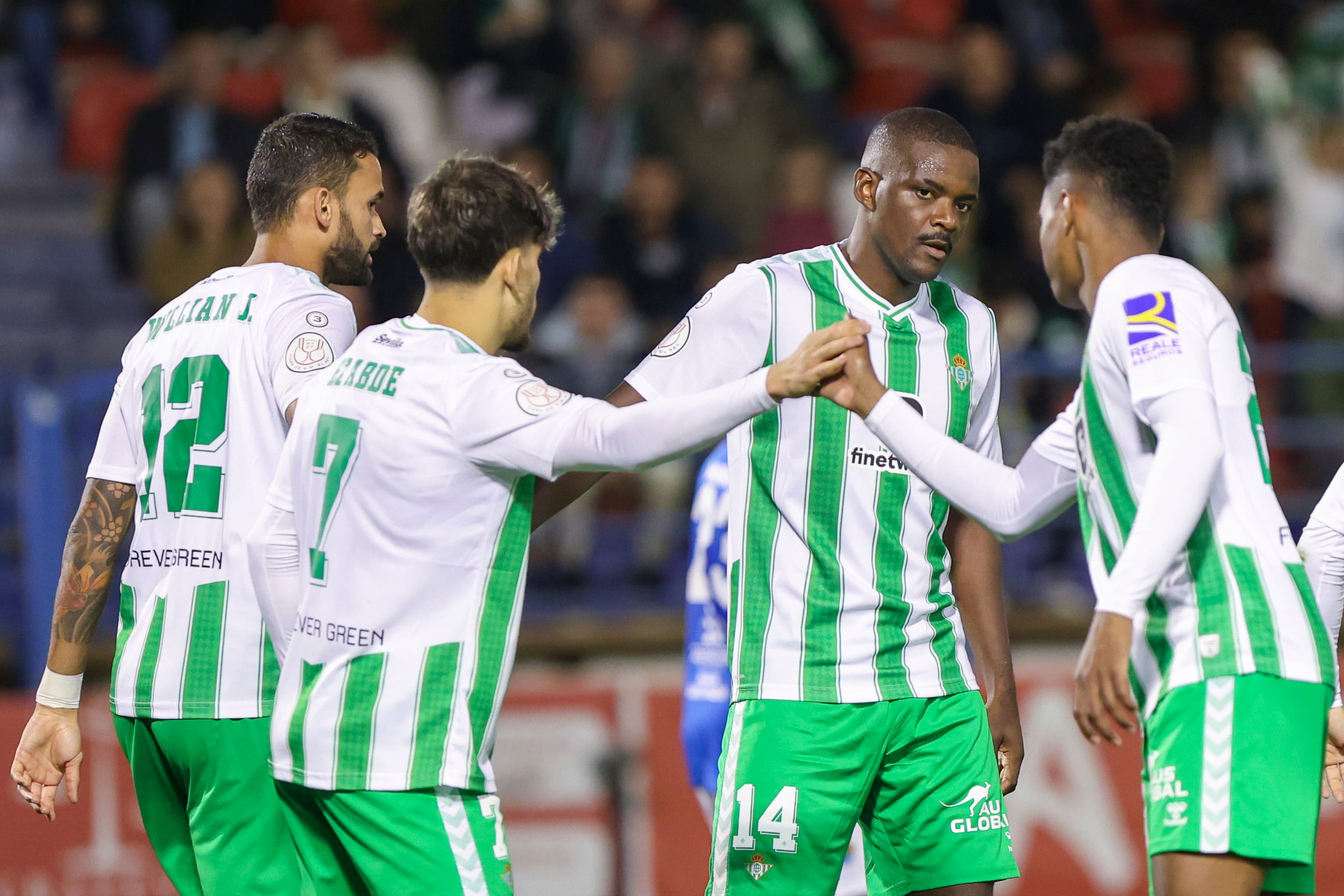 ALMENDRALEJO (BADAJOZ), 01/11/2023.- El delantero marroquí del Real Betis Ez Abde (2-i) celebra con sus compañeros tras marcar su segundo gol durante el encuentro de la Copa del Rey en el que el CD Hernán Cortés, equipo que milita en la Primera División Extremeña, se enfrenta al Real Betis Balompié en la primera ronda de la Copa del Rey en Almendralejo (Badajoz), este miércoles. EFE/ Jero Morales
