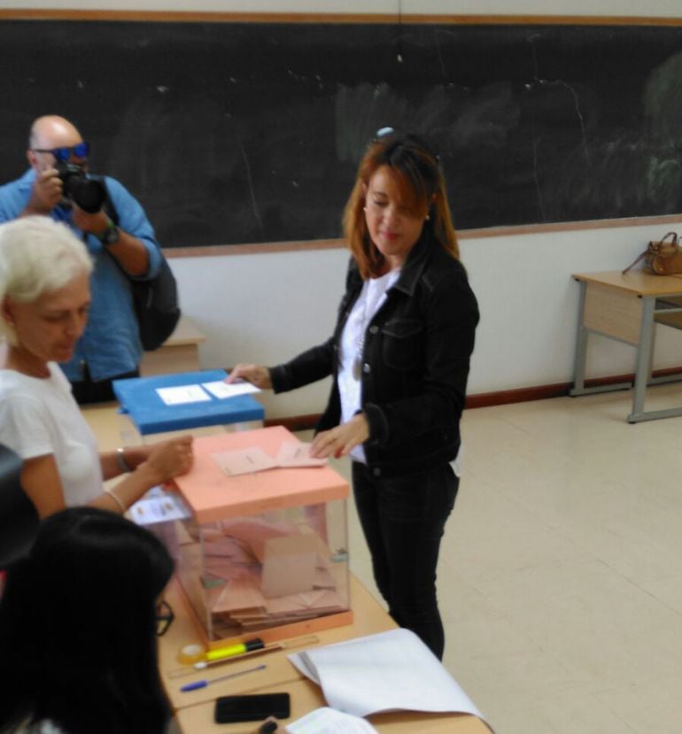 La candidata socialista Soraya Rodr&iacute;guez ejerce su derecho al voto