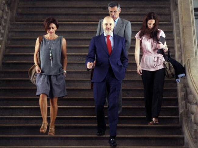 El diputado autonómico David Serra (c), exsecretario de organización del PP de la Comunitat Valenciana, tras comparecer como imputado ante el magistrado del TSJCV, José Ceres, que investiga la supuesta financiación ilegal del PP valenciano relacionada con