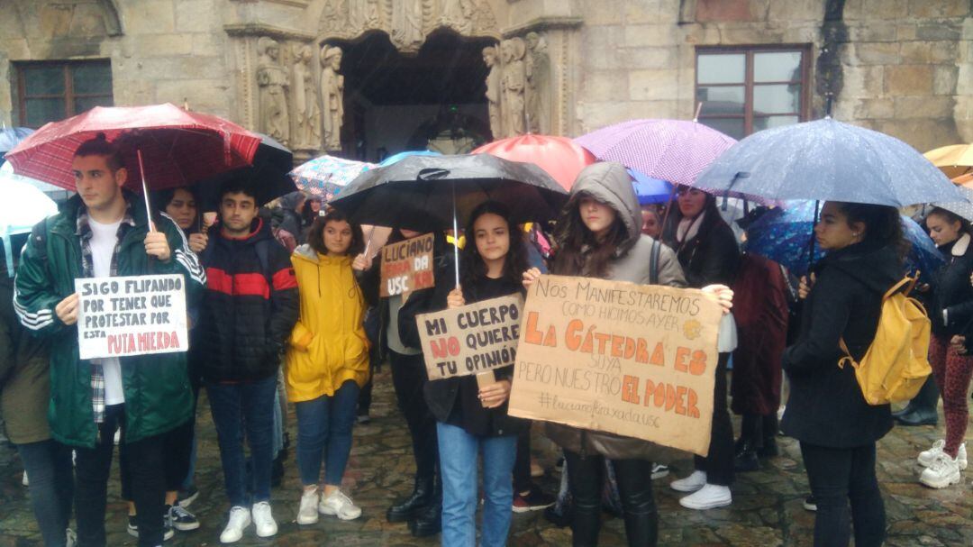 Alumnos protestando para exigir el despido de Luciano Méndez