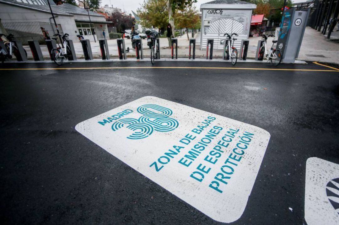 Señal en el suelo que marca la Zona de Bajas Emisiones de Especial Protección de Madrid Distrito Centro