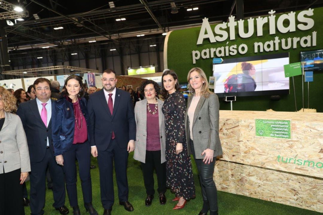 El Principado estrena estand en la Feria Internacional de Turismo con la visita de la Reina Letizia. En la foto la reina Letizia posa co la ministra de Industria, Reyes Maroto; el presidente del Principadio, Adrián Barbón; la consejera de Cultura, Política Lingüística y Turismo, Berta Piñán; y la viceconsejera de Turismo, Graciela Blanco.